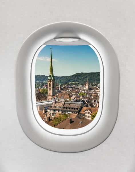 Mirando por la ventana de un avión a la ciudad de Zurich — Foto de Stock