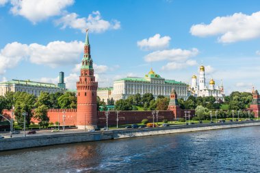 Moskova'da Kremlin için köprüden görüntüleyin