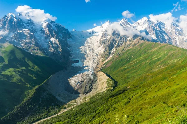 Belles montagnes de neige et de glacier en Géorgie — Photo