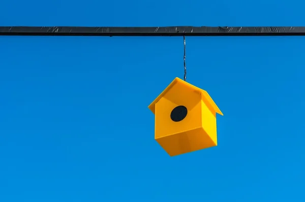 Caja de anidación o caseta para pájaros —  Fotos de Stock