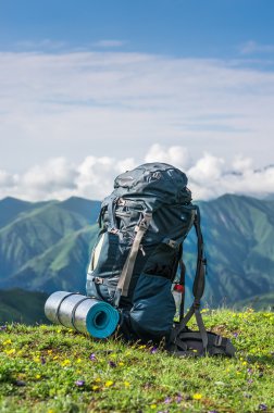 Turist sırt çantası ve pad Dağları'nın arka plan üzerinde uyuyor