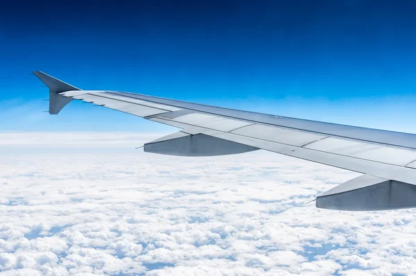 Смотреть в окно самолета — стоковое фото