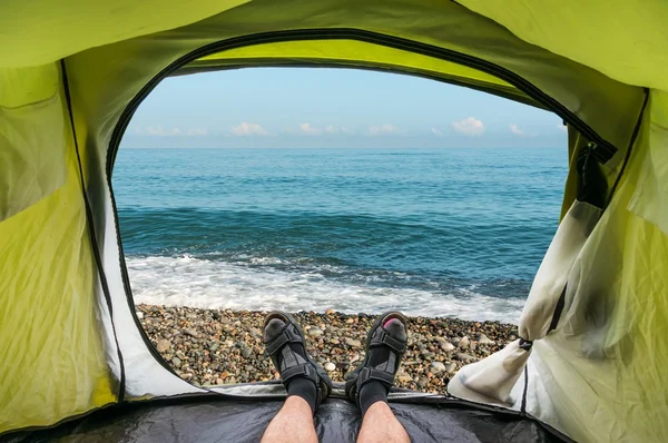 Vista de dentro de uma tenda sobre as ondas e o mar Negro — Fotografia de Stock