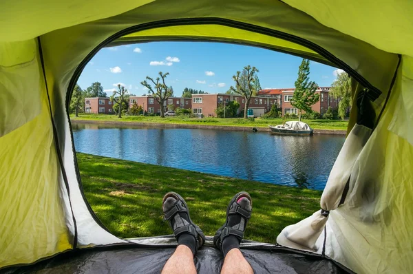 Evler ve kanal bir çadır içinde görüntülemek — Stok fotoğraf