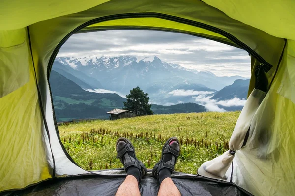 Blick aus dem Zelt auf die alte Hütte und die Berge — Stockfoto