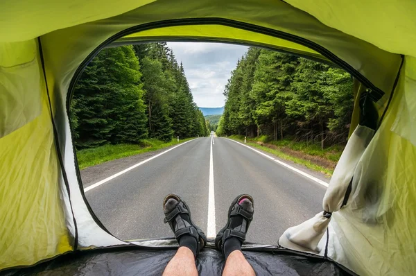 Vue de l'intérieur d'une tente sur la route — Photo