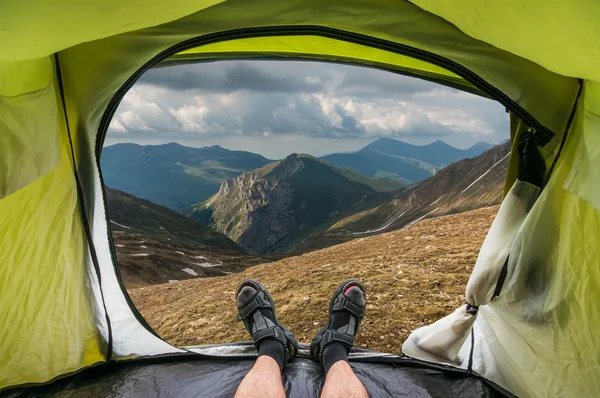 Uitzicht vanaf in een tent op de bergen — Stockfoto