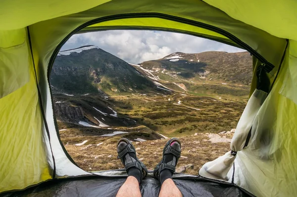 Vista dall'interno di una tenda sulle montagne — Foto Stock