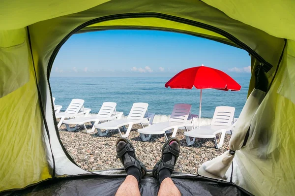 Bir plajda şezlong üzerinde bir çadır içinde görüntülemek — Stok fotoğraf