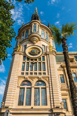 Astronomik Saat'in ile güzel tarihi bina