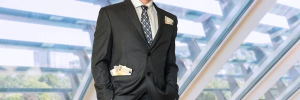 Άνθρωπος στο επαγγελματικό κοστούμι με χρήματα στις τσέπες — Φωτογραφία Αρχείου