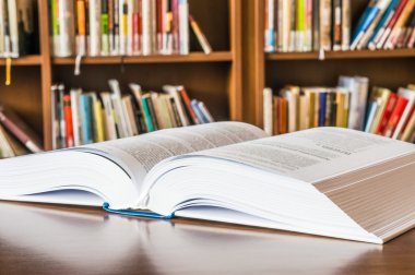 Masanın üzerinde açık bir kitap