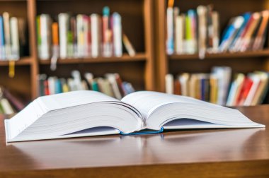 Masanın üzerinde açık bir kitap
