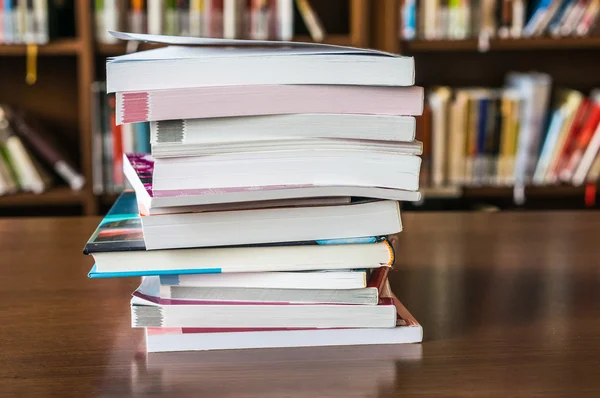 Libros sobre la mesa — Foto de Stock