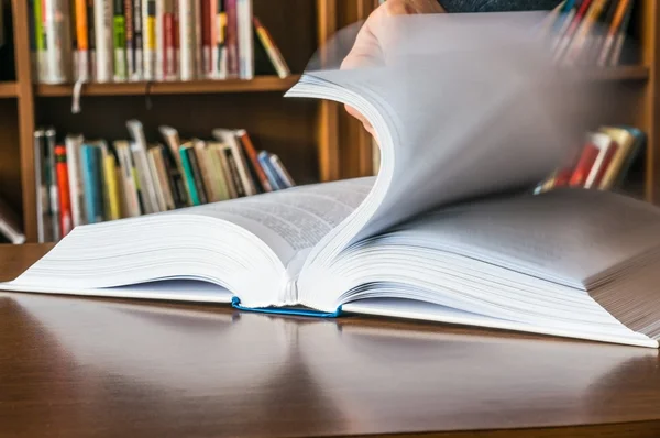 The hand opening and browsing the book pages — Stock Photo, Image