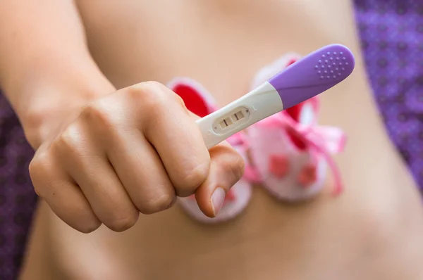 Hamilelik testi tutan hamile kadın — Stok fotoğraf