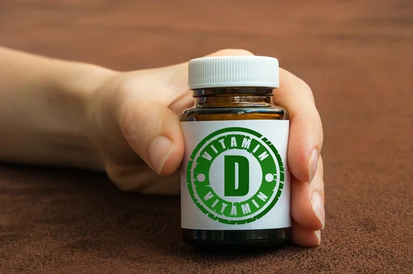 Emberi kezében egy üveg pirula a D-vitamin — Stock Fotó