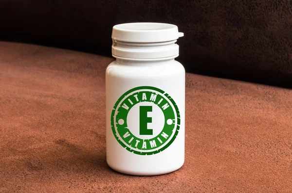 Bottle of pills with vitamin E — Stock Photo, Image