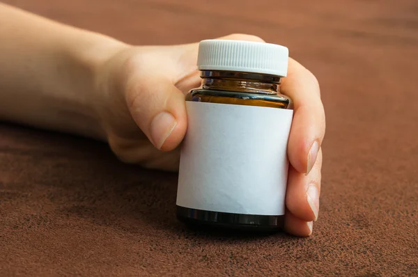 Menschliche Hand mit einer Flasche Tabletten — Stockfoto