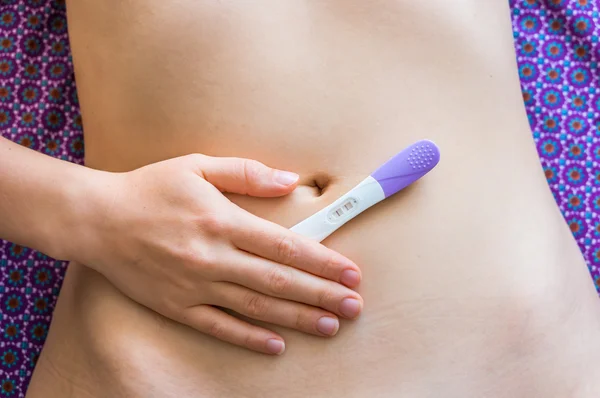 Prueba de embarazo positiva en el vientre —  Fotos de Stock