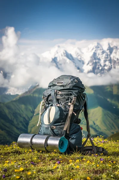 Туристичний рюкзак і спальний майданчик на тлі гір — стокове фото