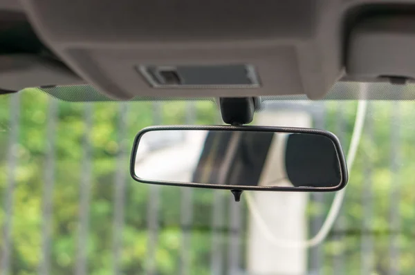 Зеркало заднего вида внутри автомобиля — стоковое фото