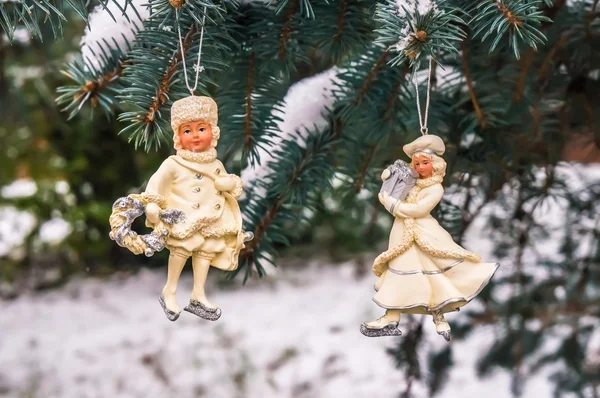 Albero di Natale decorato con ragazzo e ragazza — Foto Stock