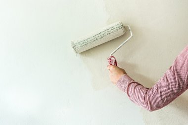 Boya silindiri ile duvar boyama ressamlar