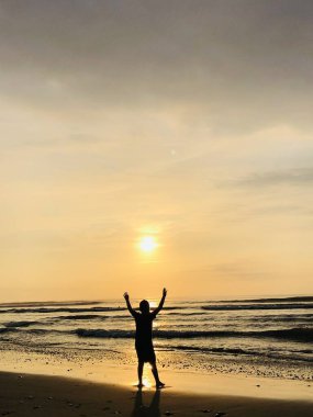 Libertad en atardecer de playa
