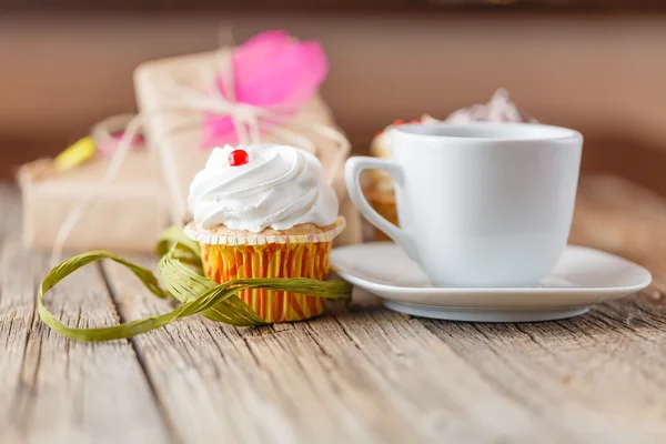 Cupcake et tasse de café — Photo