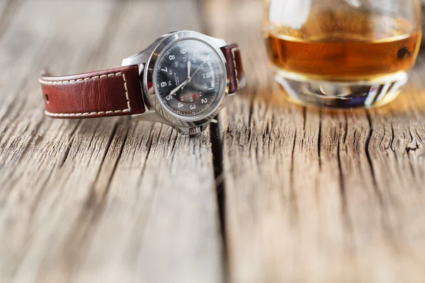 Whiskey glass with watch — Φωτογραφία Αρχείου