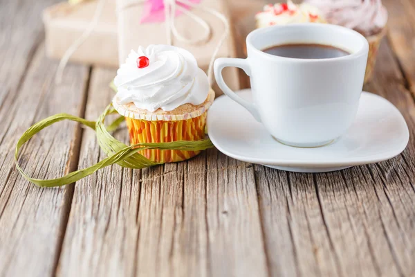 Cupcake és csésze kávé — Stock Fotó