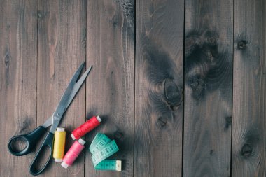 Ahşap masaya aksesuar dikiyorum.