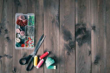 Ahşap masaya aksesuar dikiyorum.