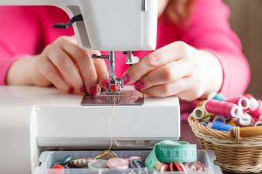 El dikiş makinesi üzerinde çalışan yakın çekim