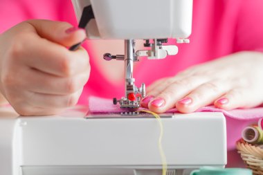 El dikiş makinesi üzerinde çalışan yakın çekim