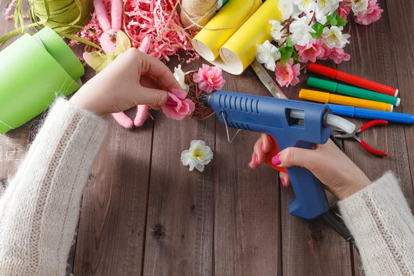 Woman glue handmade flowers with melt gun — Φωτογραφία Αρχείου