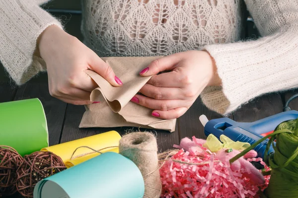 Mujer hacer regalo —  Fotos de Stock