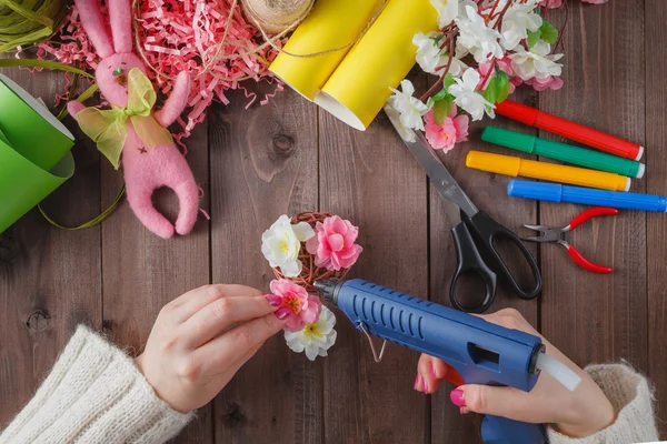 Женщина клеит цветы ручной работы с плавильным пистолетом — стоковое фото