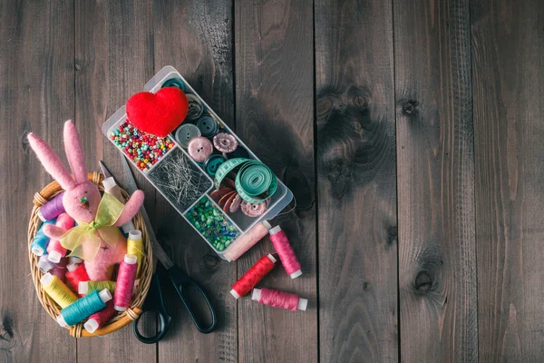 Threads in basket, scissors, measuring tape — Stock fotografie