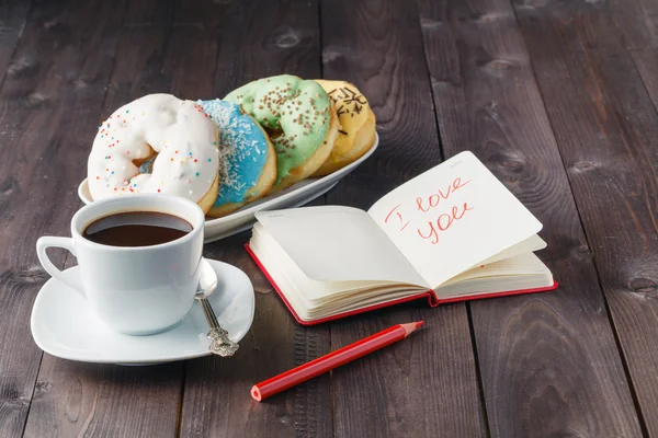 Donuts e café, caderno aberto — Fotografia de Stock