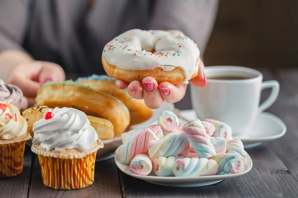 Woman give sweet donut — Stockfoto