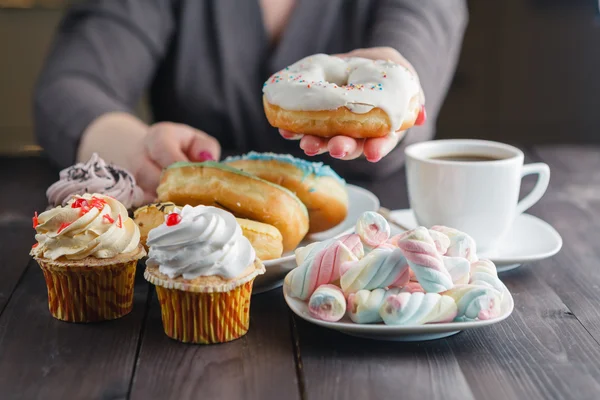 Mujer dar dulce donut — Foto de Stock