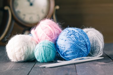 renkli iplik örme kahverengi ahşap bir masa üzerinde için