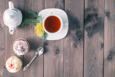 Koyu ahşap masa üzerinde iki top kek