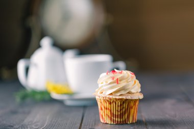 çörekler ve koyu ahşap arka plan üzerinde tra fincan