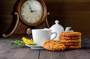 çay bardağı ile tatlı kurabiye