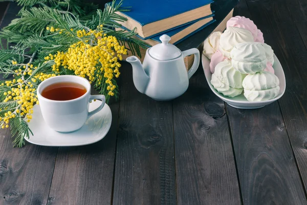 도 서와 과자 차 한잔 — 스톡 사진