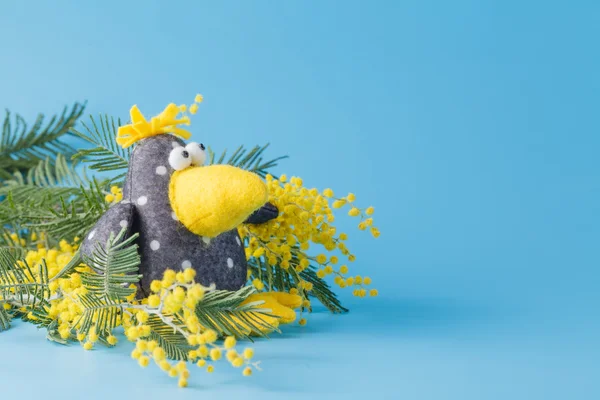 Juguete para niños cuervo con flores de primavera — Foto de Stock