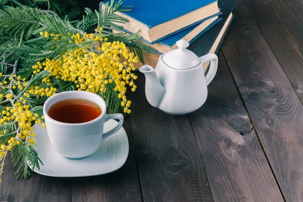 Tappo di tè e prenota sul tavolo — Foto Stock